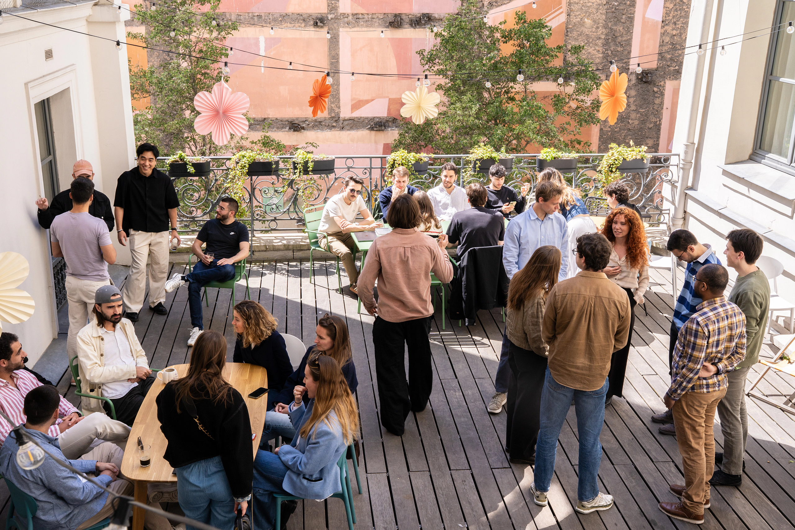 L'équipe Galadrim sur la terrasse de ses bureaux parisiens